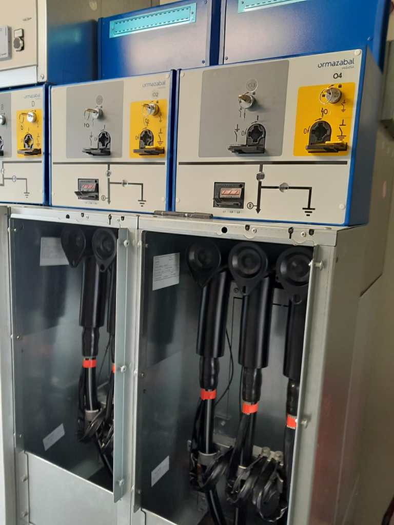 Maintenance de cellules haute tension Ormazabal par ASE Services 44 pour un site industriel à Saint-Nazaire.