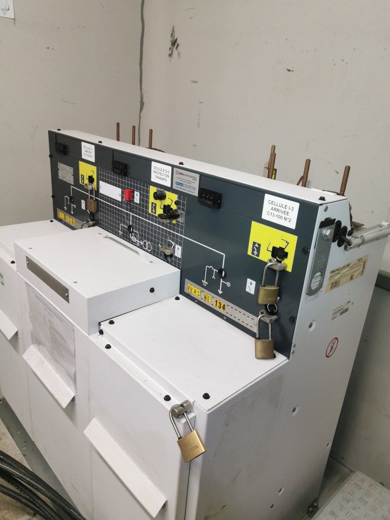 Système de consignation avec cadenas sur des cellules haute tension (HTA) dans un poste de transformation industriel à Saint-Nazaire.