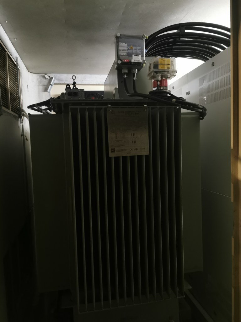 Maintenance préventive d'un transformateur de puissance dans un poste de transformation industriel par ASE Services 44 à Saint-Nazaire.